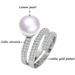 Διακοσμημένο με λευκά ζιργκόν σε κοπή round και μία υπέροχη πέρλα Sea Shell λευκή 12mm​